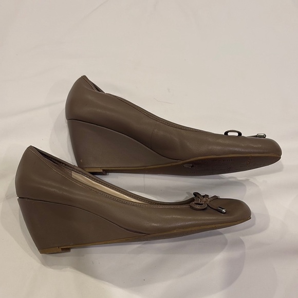BCBGeneration Elegant Brown Leather Women's Shoes - Picture 2 of 4